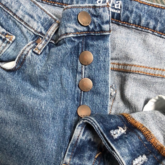 Never worn women’s size 12 distressed jeans - Picture 2 of 3